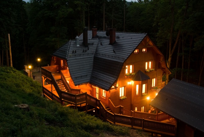 Alpejski Dwór nocą